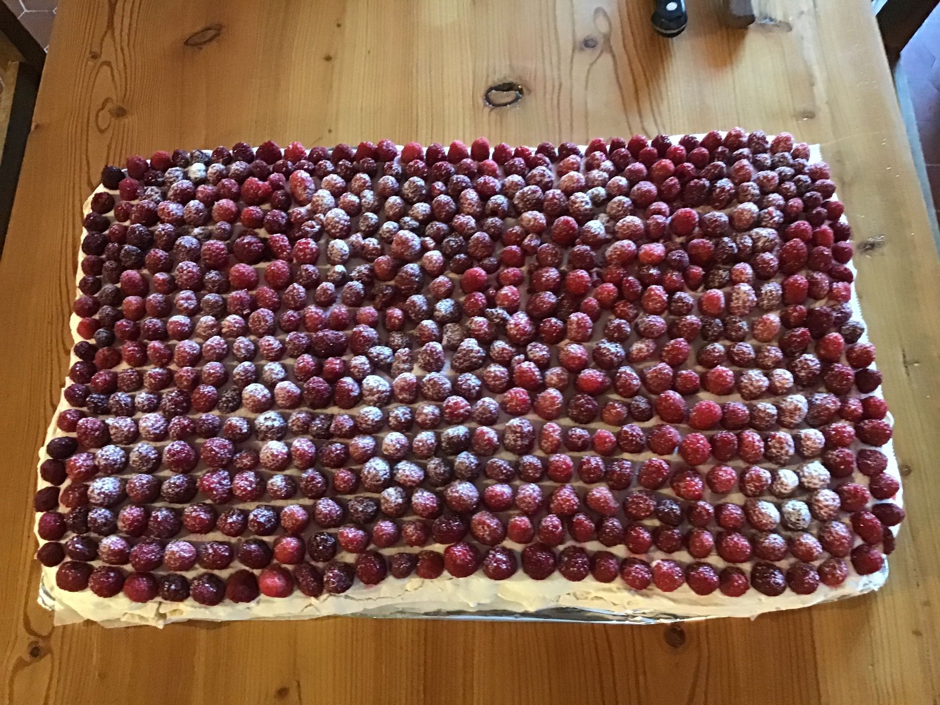 Dessert maison du Rochasson — gâteau aux framboises fraîches du jardin
